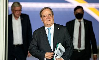 CDU-Chef Armin Laschet verlässt nach Sondierungsvorbereitungen das Konrad-Adenauer-Haus. - Foto: Fabian Sommer/dpa