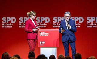 Die zwei SPD-Landeschefs Sarah Philipp und Achim Post haben die Delegiertenkonferenz in Essen eröffnet. - Thomas Banneyer/dpa