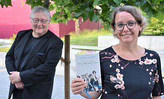 Jörg Czyborra von der Buchhandlung Blume freut sich, dass Sandra Lüpkes ihr neues Buch in Oerlinghausen persönlich vorstellen kann. Wenn auch vor weniger Zuhörern, als gewohnt. - Karin Prignitz