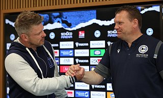 Am 20. Mai 2023 war Uwe Koschinat (r.) noch Cheftrainer von Arminia Bielefeld. Nach dem 2:2 gegen den SC Paderborn reichte er seinem Kollegen Lukas Kwasniok bei der Pressekonferenz die Hand. Nun kommt es zum Wiedersehen in Osnabrück. - picture alliance/dpa