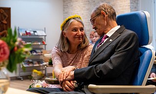 Maria Leonowski und Gerhard Scheer während ihrer Trauung in der Kapelle des Klinikums Herford. - Monika Vogel/Kreiskliniken Herford