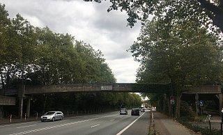 Die Brücke über der B61 muss saniert werden. Weil die Brüstung zu niedrig ist besteht Absturzgefahr. - Rainer Holzkamp