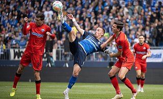 Darmstadts Stürmer Phillip Tietz setzt sich gegen Tobias Müller (r.) und Ron Schallenberg durch. Letztgenannter wurde zum Paderborner Pechvogel, denn der Kapitän verschuldete das 1:2. - picture alliance/dpa