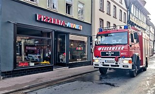 Die Feuerwehr Höxter konnte den Brand in der Pizzeria schnell löschen. - Michaela Bast