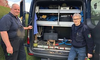 Nach der erfolgreichen Sprengung präsentieren Ralf Kuhlpeter und Karl-Heinz Clemens (von links) vom Kampfmittelräumdienst Arnsberg das US-Sprenggeschoss aus dem Zweiten Weltkrieg. - Patrick Schwemling