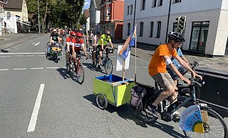 Rund 200 Teilnehmer fuhren mit verschiedensten Rädern unter Begleitung der Polizei vom Klimabüro in der Moltkestraße durch die Innenstadt und auch über die B 61 bis hin zum Wapelbad. - Christian Bröder Rund 200 Teilnehmer fuhren mit verschiedensten Rädern unter Begleitung der Polizei vom Klimabüro in der Moltkestraße durch die Innenstadt und auch über die B 61 bis hin zum Wapelbad. - Christian Bröder