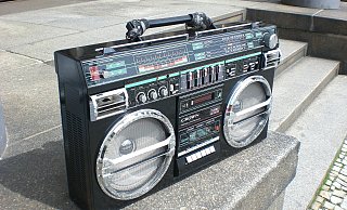 Gemeinsam Musik hören in der Öffentlichkeit - das ist in Zeiten der Corona-Krise nicht erlaubt. - Dieter Heißenstein/Pixabay