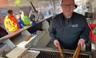 Klaus Ventur (53), selbst eingefleischter Motorradfahrer, beköstigt die Biker am Grillwagen. Besonders gefragt: seine Manta-Platte. - Christian Bröder