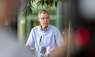 Sven-Georg Adenauer (CDU), Landrat im Kreis Gütersloh, im Fokus der Medien: Viel zu erklären gab es nach dem massiven Corona-Ausbruch beim Schlachter Tönnies. - picture alliance/dpa