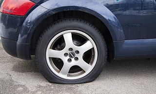 An mehr als 40 Autos in der Paderborner Innenstadt wurde die Luft aus den Reifen gelassen. - (Symbolbild) Pixabay