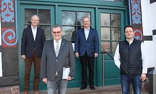 Der CVWB-Vorstand mit Friedhelm Diekes (vorn v. l.) und Daniel Zarnitz sowie Beverungens Bürgermeister Hubertus Grimm (hinten v. l.) und Lauenfördes Bürgermeister Werner Tyrasa sehen die Absage der Karnevalssession als alternativlos an. - Torsten Wegener