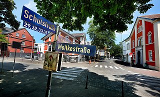 Im Bereich der Schulstraße/Moltkestraße knubbelt sich regelmäßig am Morgen und Mittag der Verkehr durch Elterntaxis, die ihre Kinder zur benachbarten Altstadtschule, Elly-Heuss-Knapp-Schule und zum Städtischen Gymnasium bringen. - Andreas Frücht Im Bereich der Schulstraße/Moltkestraße knubbelt sich regelmäßig am Morgen und Mittag der Verkehr durch Elterntaxis, die ihre Kinder zur benachbarten Altstadtschule, Elly-Heuss-Knapp-Schule und zum Städtischen Gymnasium bringen. - Andreas Frücht