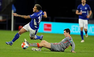 Für dieses Foul am Schalker Rodrigo Zalazar (l.) sah Ron Schallenberg am Freitag die fünfte Gelbe. Der SCP-Kapitän fehlt damit im Heimspiel gegen Aue. - imago images/Pakusch