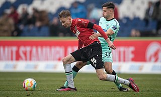 SCP-Verteidiger Marcel Hoffmeier (r.) duelliert sich in dieser Szene mit 96-Stürmer Maximilian Beier. Dieser kommt letztlich im Strafraum zu Fall. Doch der Elfmeterpfiff bleibt aus. - dpa