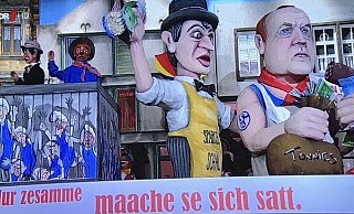 Die Figur rechts soll Clemens Tönnies darstellen, der neben dem berühmten Schäl als Schalke-Geldgeber zu sehen ist. - Screenshot: Seim