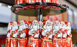 Schoko-Weihnachtsmänner im Berliner Kaufhaus des Westens: Zum Nikolaustag am 6. Dezember können die Einzelhändler in Deutschland in diesem Jahr mit Umsätzen von mehr als einer Milliarde Euro rechnen. - Jens Kalaene/dpa-Zentralbild/dpa