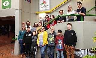Schülerinnen und Schüler der Heinz-Nixdorf-Gesamtschule mit Schulleiterin Andrea Reck (3. v.r.), mit dem stellvertretenden Schulleiter Lars Schröder (2.v.l.), mit Oberstufenleiterin Jessica Kleine (3.v.l.), mit SV-Lehrerin Heimke Himstedt-Keliny (l.) - Heinz-Nixdorf-Gesamtschule