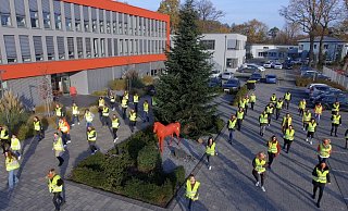Die Aktion auf dem Firmenparkplatz in Gütersloh wurde mit einer Drohne gefilmt. - Hagedorn