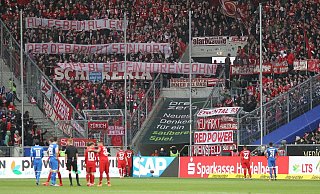 Der Ball ruht: Bayern-Fans greifen den DFB am Samstag auf Plakaten an und beleidigen Hoffenheims Mäzen Dietmar Hopp. Joshua Kimmich (Nr. 32) und David Alaba (27) versuchen zu schlichten. Doch die Fronten bleiben verhärtet. - AFP