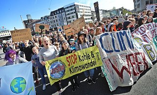 11.500 Teilnehmer kamen 2020 zur Riesen-Klimademo. Die Bielefelder Gruppe von Fridays For Future durfte sich jetzt ins Goldene Buch der Stadt eintragen. - Sarah Jonek