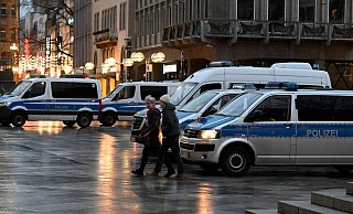 Polizisten kontrollieren am Eingang des Kölner Doms den Beginn der Frühmesse am Weihnachtstag. - Roberto Pfeil/dpa