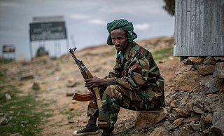 Ein Kämpfer der Tigray People\\\'s Liberation Front (TPLF) an einem Wachposten am Rande der Stadt Hawzen in der Region Tigray in Nordäthiopien. - Ben Curtis/AP/dpa