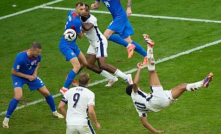 Der Fallrückzieher von Jude Bellingham (r) bewahrte England vor einer Blamage. - Ebrahim Noroozi/AP