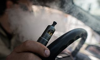 Genuss mit Folgen: Wer ein paar Dinge beim Gebrauch der E-Zigarette im Auto nicht beachtet, kann schnell ein Bußgeld kassieren. - Franziska Gabbert/dpa-tmn