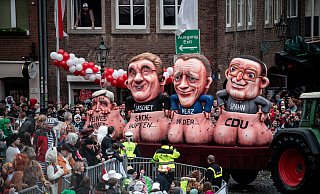 Ein politischer Mottowagen mit den Figuren von den Politikern Röttgen, Laschet, Merz und Spahn in Hoden fährt beim Rosenmontagszug in Düssedorf (2020). - picture alliance/dpa