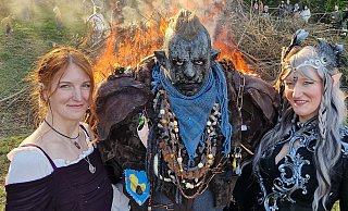 Martialischer Blick, aber riesengroßes Herz: Alan Walker als Ork Ushnotz mit Svenja Schüttler aus Bad Salzuflen und Kerstin Kienitz aus Herford auf dem mittelalterlichen Ostermarkt 2025 in Minden. - Johannes Pietsch