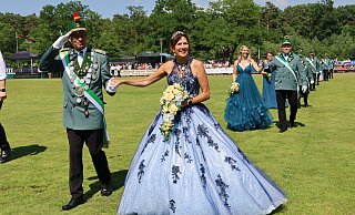 Die Majestäten Peter und Gudrun Brinkmann schreiten die Reihen ab. Der Fahnenoffizier hat mit seiner Frau nach elf Jahren zum zweiten Mal den Thron der Huberts-Bruderschaft erklommen. Diesmal freuen sich die Regenten über das passende Kaiserwetter. - Regina Brucksch