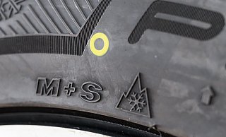 Das Alpine-Symbol mit Schneeflocke kennzeichnet offiziell anerkannte Winterreifen: Die M+S-Markierung allein reicht seit Oktober 2024 nicht mehr aus. - Patrick Pleul/dpa/dpa-tmn