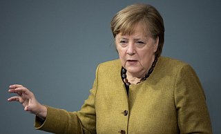 Bundeskanzlerin Angela Merkel nimmt im Bundestag Stellung zu den Ergebnissen der Bund-Länder-Runde. - Foto: Bernd von Jutrczenka/dpa