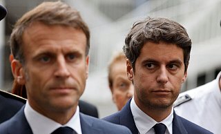 Große Haushaltslöcher setzen die Regierung von Macron (l) unter Druck - Attal (r) arbeitet an unpopulären kurzfristigen Sparmaßnahmen. - Ludovic Marin/POOL AFP/AP/dpa