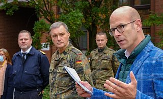 Krisenstabsleiter Ingo Nürnberger (r.) und Oberstleutnant Stefan Heydt (Mitte). - Andreas Zobe