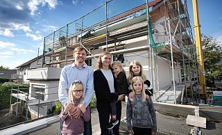 Anna und Martin Noack mit ihren Töchtern Clara (8, v.l.), Ariane (3), Amelia und Isabel (8). - Andreas Frücht