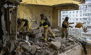 Nach dem russischen Drohnentreffer in Sumy werden mindestens neuen Tote gezählt. - Uncredited/Ukrainian Emergency Service/AP/dpa