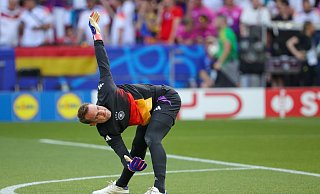 Deutschlands Torwart Manuel Neuer erwärmt sich vor dem Spiel. - Christian Charisius/dpa