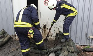 Seit Freitagmittag waren die Einsatzkräfte an der Biogasanlage vor Ort. - Feuerwehr Borgentreich