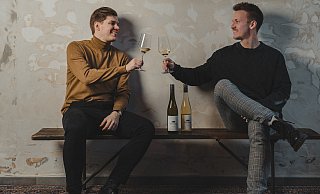 Na dann: Ein Prosit auf das neue Geschäft. Raphael Schmidt (l.) und Felix Broeker stoßen mit ihrem selbstkreierten Riesling an. - Sabine Kubendorff