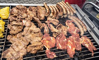Bei Grillfleisch gibt es auf vielen Packungen Angaben zur Tierhaltung. (Archivbild) - Frank Rumpenhorst/dpa