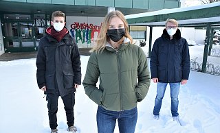 Niklas Weigand, Lea Menke und Tim-Louis Rüther (v. l.) gehören zu den 54 Abiturienten, die sich an dem Projekt beteiligen, um die Abikasse zu füllen. - Karin Prignitz