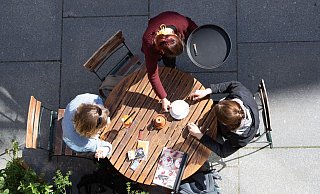 Im Gastgewerbe gibt es die meisten Jobs mit Niedriglohn. (Archivbild) - Sebastian Kahnert/dpa-Zentralbild/dpa