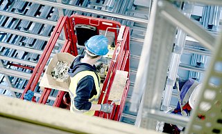 Im Herbst 2023 hatte die Firma Dresselhaus am Standort Herford ein neues, aufwendig modernisiertes Logistikzentrum eröffnet. Das Foto zeigt Arbeiten am automatisierten Behälter-Shuttle-Regal. - Joseph Dresselhaus GmbH & Co. KG