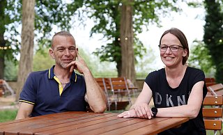 Manuela und Michael Brühl freuen sich über den Zuspruch zu ihrem neuen Biergarten am Schloss. - Alex Lehn