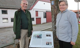 Anni Tofall lebt seit 1979 auf dem Richtshof. Bis vor vier Jahren hat sie dort auch das Bauernhof-Cafe "Richts Deele" betrieben. Zusammen mit Ortsheimatpfleger Udo Waldhoff wurde nun die Infotafel aufgestellt. - Uwe Müller