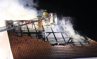 Ein Dachstuhlbrand in einem Wohnhaus an der Engerstraße rief mehr als 70 Einsatzkräfte der Feuerwehr auf den Plan. - Claus Frickemeier