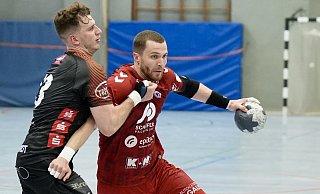 Alt-Bielefelder packt sich Neu-Bielefelder: In der Vorbereitung traf der inzwischen nach Harsewinkel gewechselte Alexander Engelhardt (l.) auf den TSG-Zugang Dominik Ebner. Gegen Hamm könnte Ebner zurückkehren aufs Feld. - Peter Unger