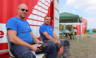 Saulens Samuolis (l.) und Viktor Bologan kommen aus Herford und sind auf dem Weg zu ihrem nächsten Einsatzort von der A2 abgebogen, um sich impfen zu lassen. - Marion Pokorra-Brockschmidt