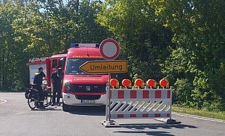 Die Absperrung mit dem Durchfahrt-verboten- und dem Umleitungsschild bei dem Übungsszenario im Süden des Kreises Höxter. - FFW Willebadessen